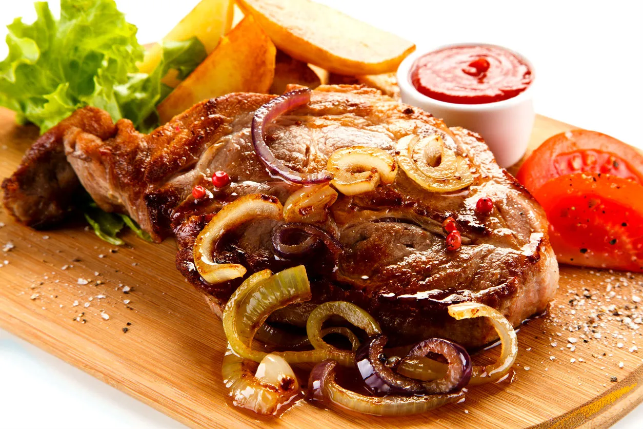 Chuletas con salsa de cebolla